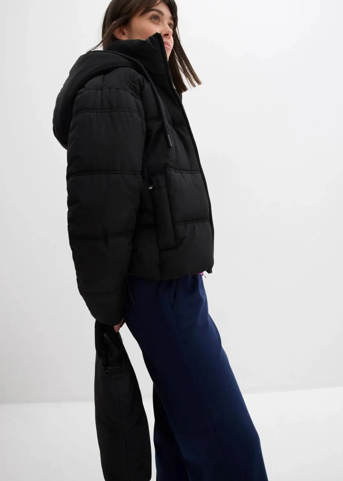 bonprix Bekleidung·Hosen|Nachhaltigere Materialien^Kurze Steppjacke schwarz