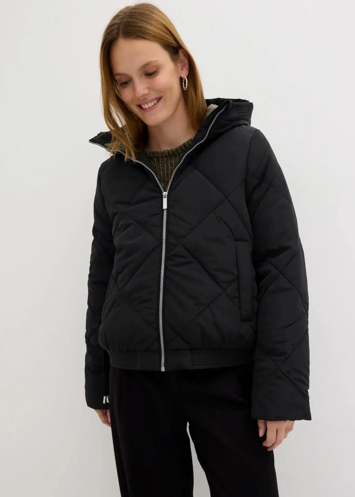 bonprix Jacken & Mäntel|Bekleidung·Hosen^Kurze Steppjacke mit Futter in Kontrastfarbe schwarz/dunkeloliv
