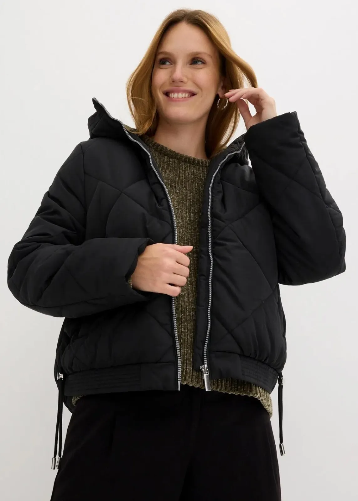 bonprix Jacken & Mäntel|Bekleidung·Hosen^Kurze Steppjacke mit Futter in Kontrastfarbe schwarz/dunkeloliv
