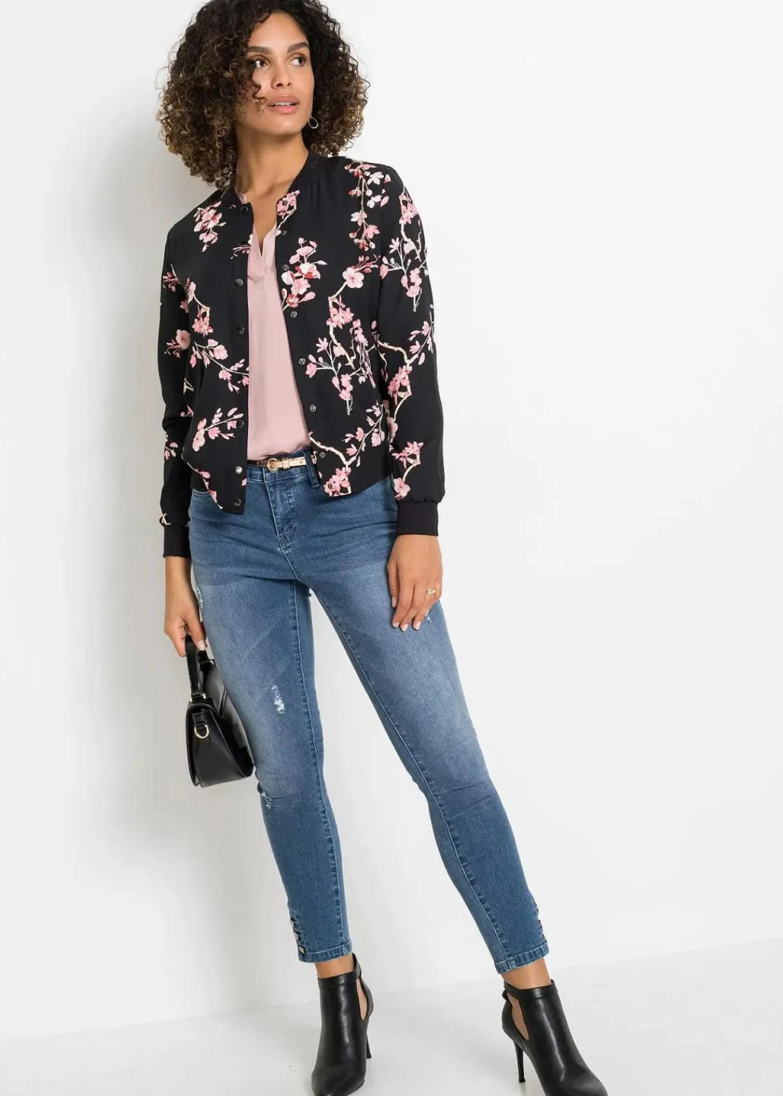 bonprix Bekleidung·Hosen|Nachhaltigere Materialien^kurzer Blouson schwarz/rosa geblümt