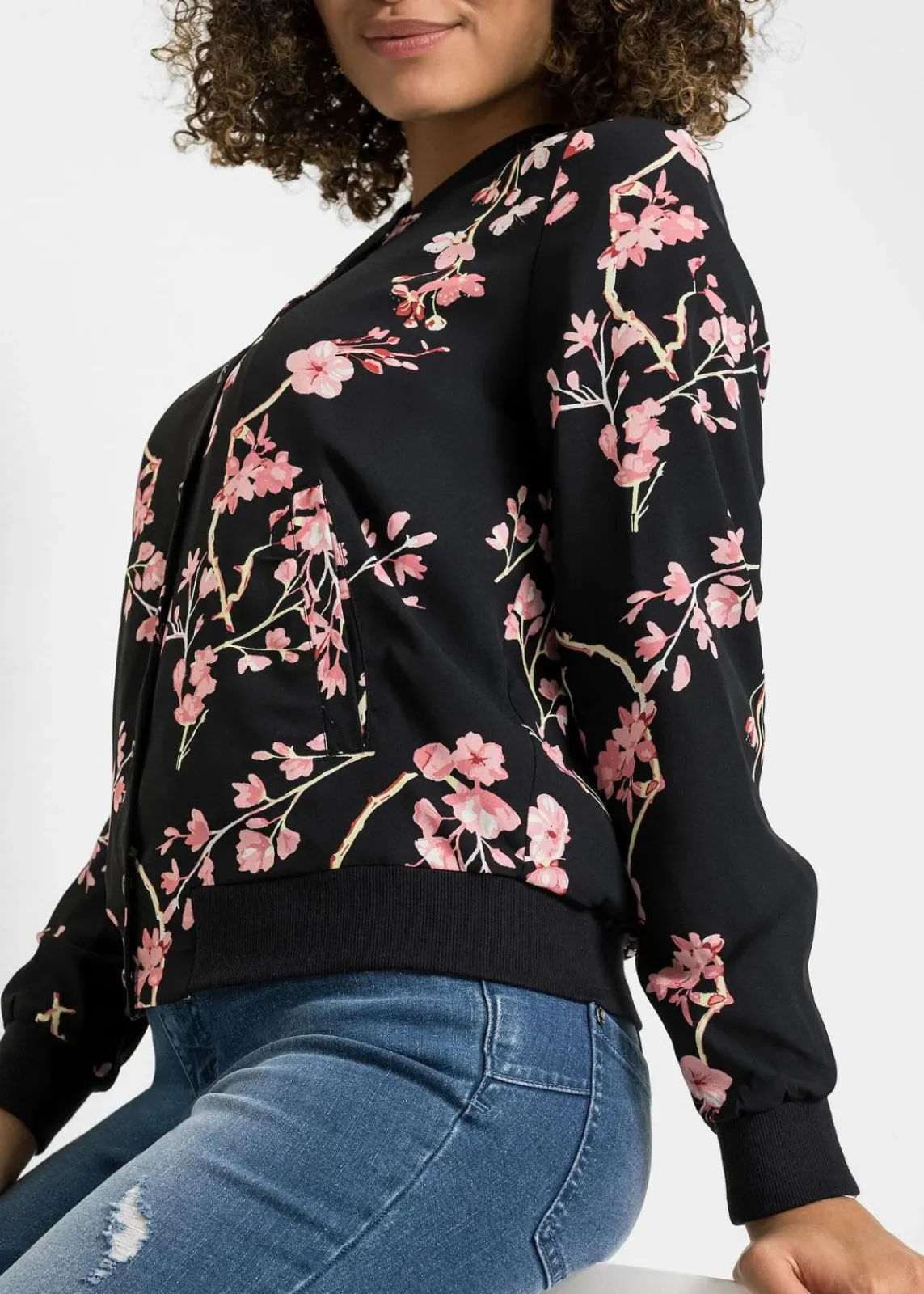 bonprix Bekleidung·Hosen|Nachhaltigere Materialien^kurzer Blouson schwarz/rosa geblümt