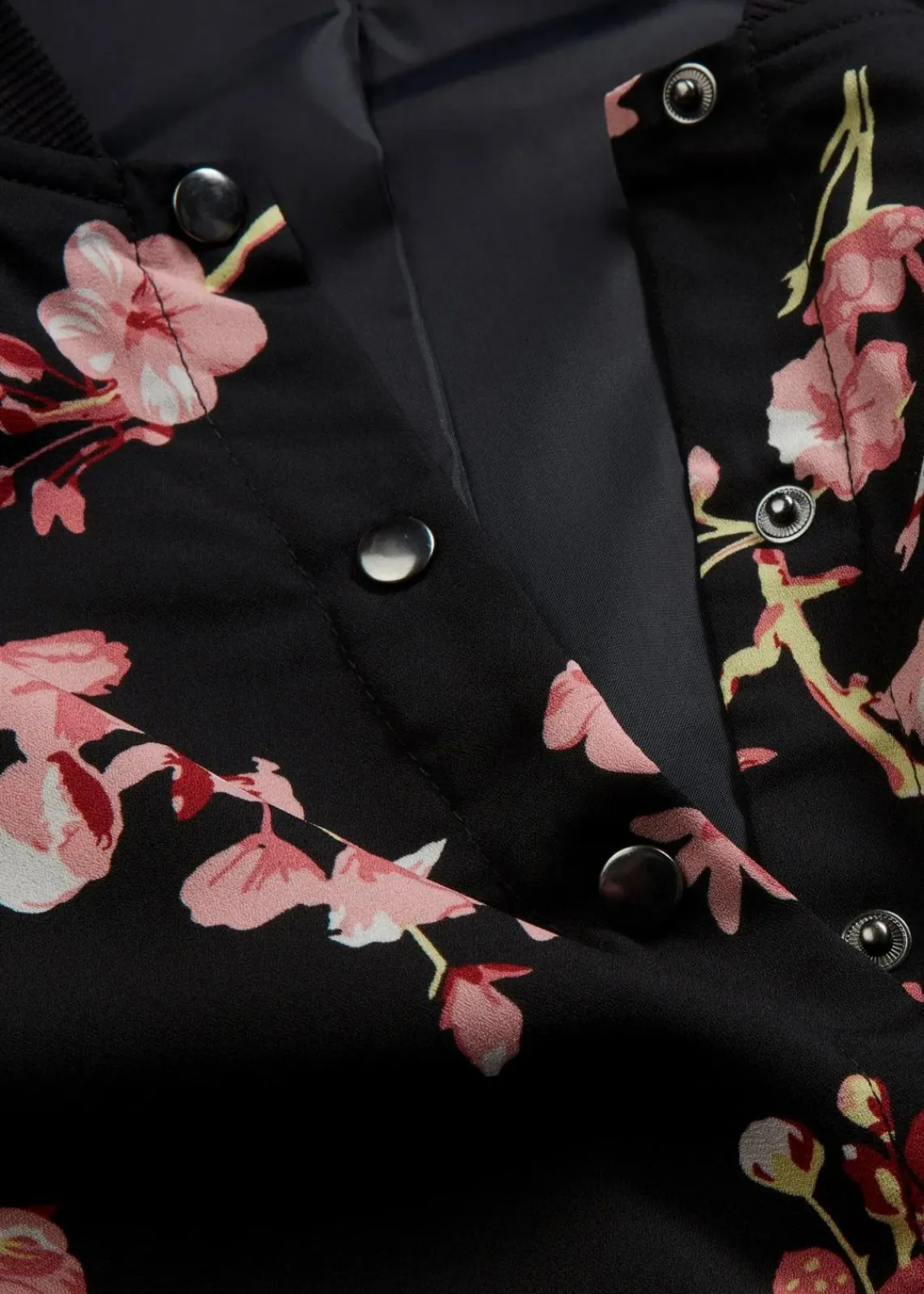 bonprix Bekleidung·Hosen|Nachhaltigere Materialien^kurzer Blouson schwarz/rosa geblümt