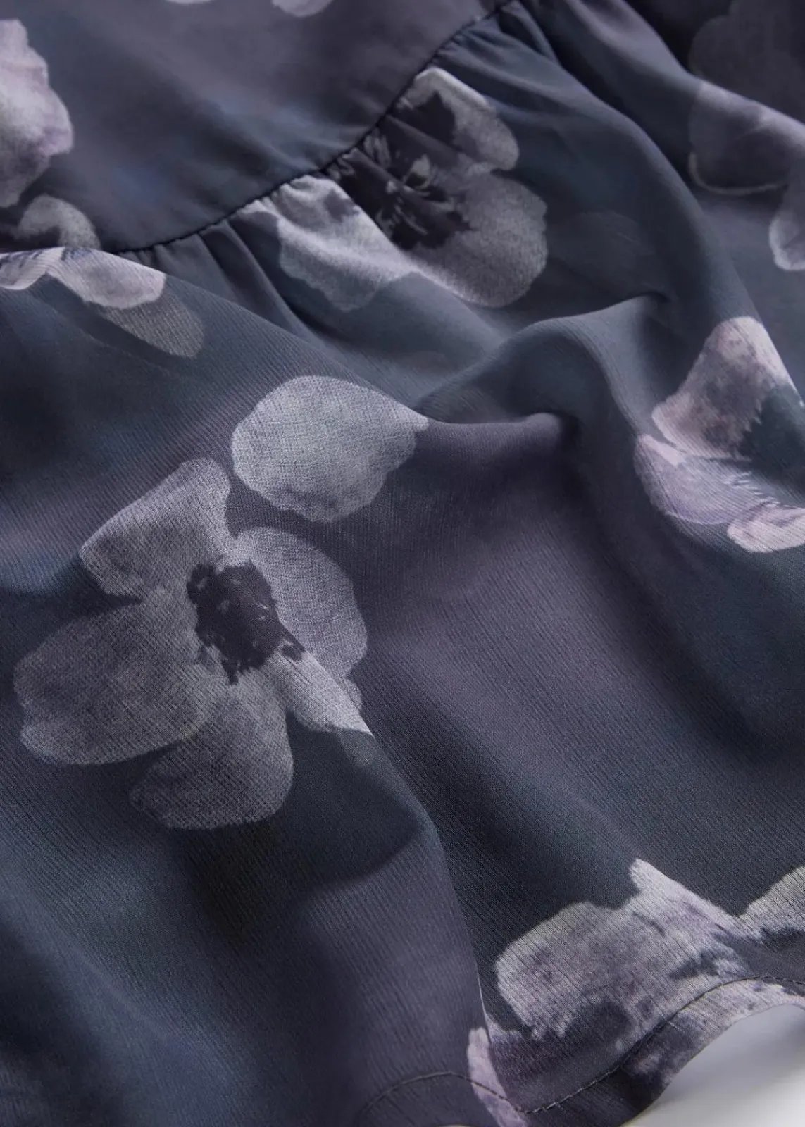 bonprix Bekleidung·Pullover & Strickjacken|Kleider^Kurzes Chiffonkleid dunkelgrau geblümt
