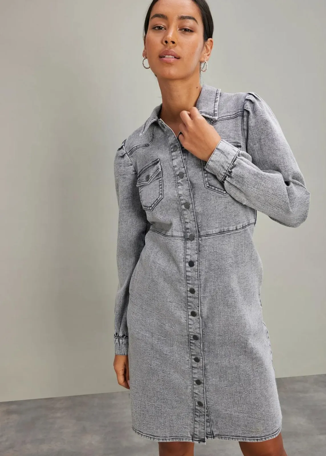 bonprix Kleider|Bekleidung·Pullover & Strickjacken^Kurzes Jeanskleid hellgrau denim used