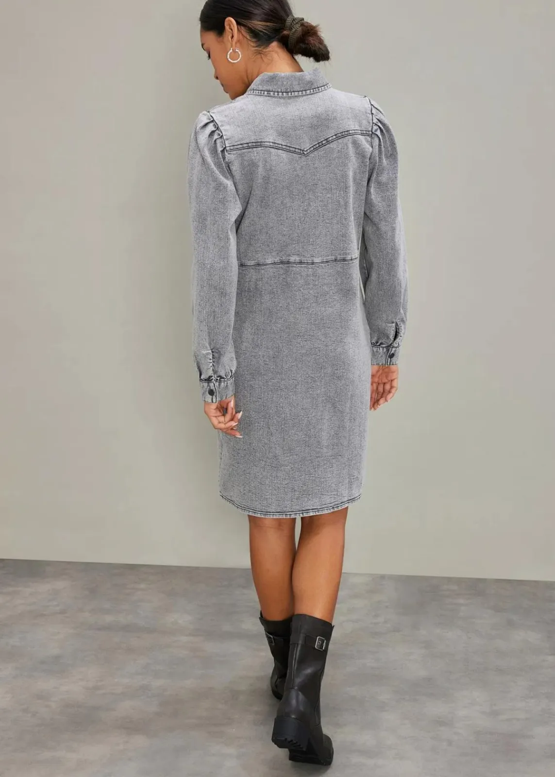 bonprix Kleider|Bekleidung·Pullover & Strickjacken^Kurzes Jeanskleid hellgrau denim used