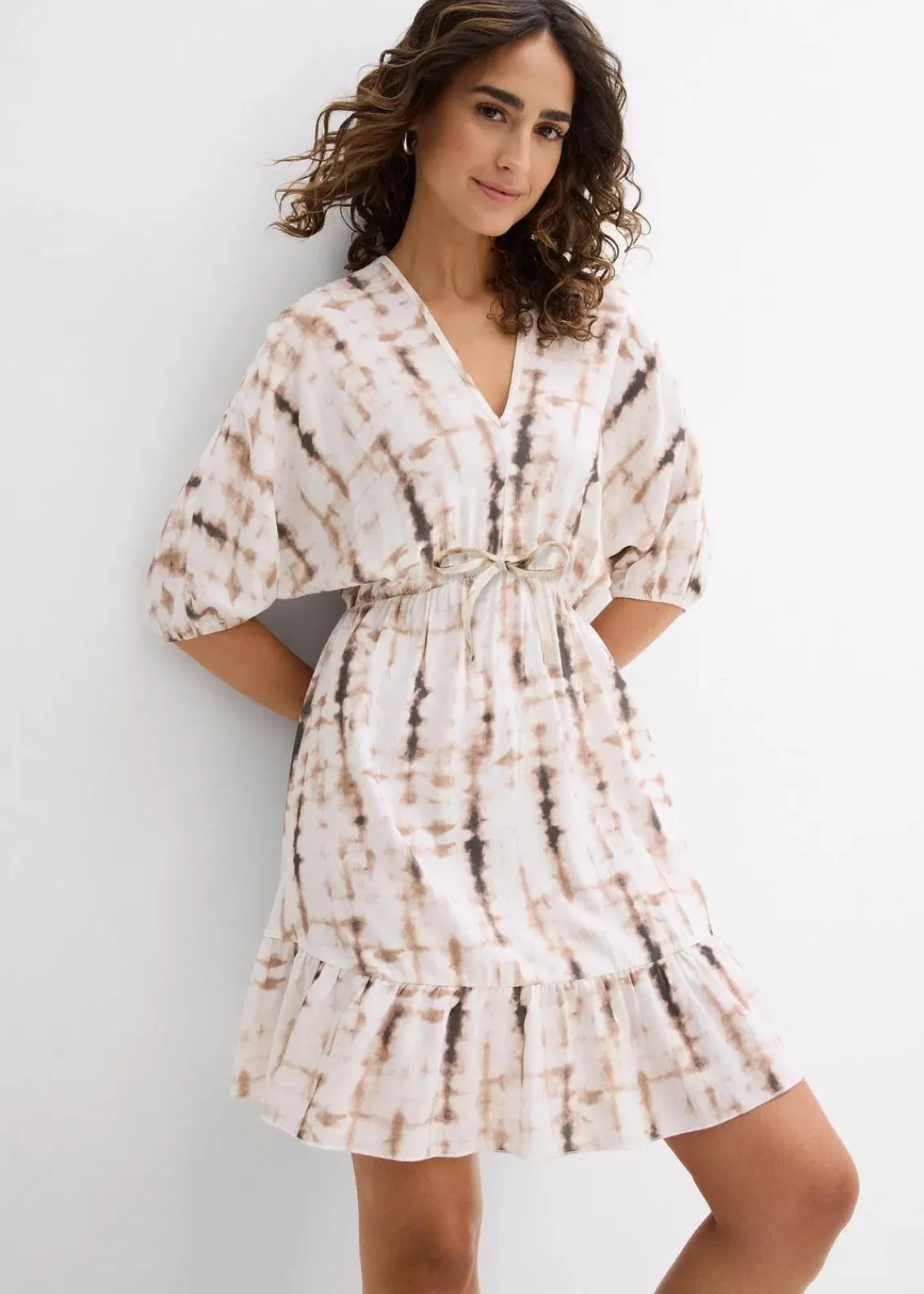 bonprix Bekleidung·Pullover & Strickjacken|Kleider^Kurzes Kleid aus fließender Viskose braun batik bedruckt