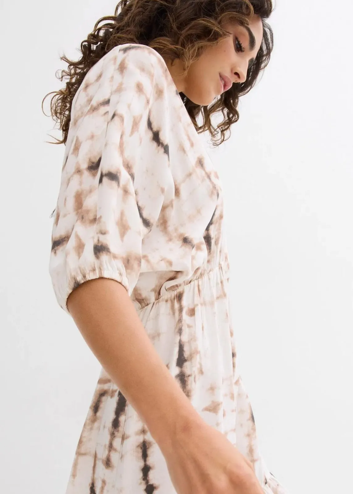 bonprix Bekleidung·Pullover & Strickjacken|Kleider^Kurzes Kleid aus fließender Viskose braun batik bedruckt