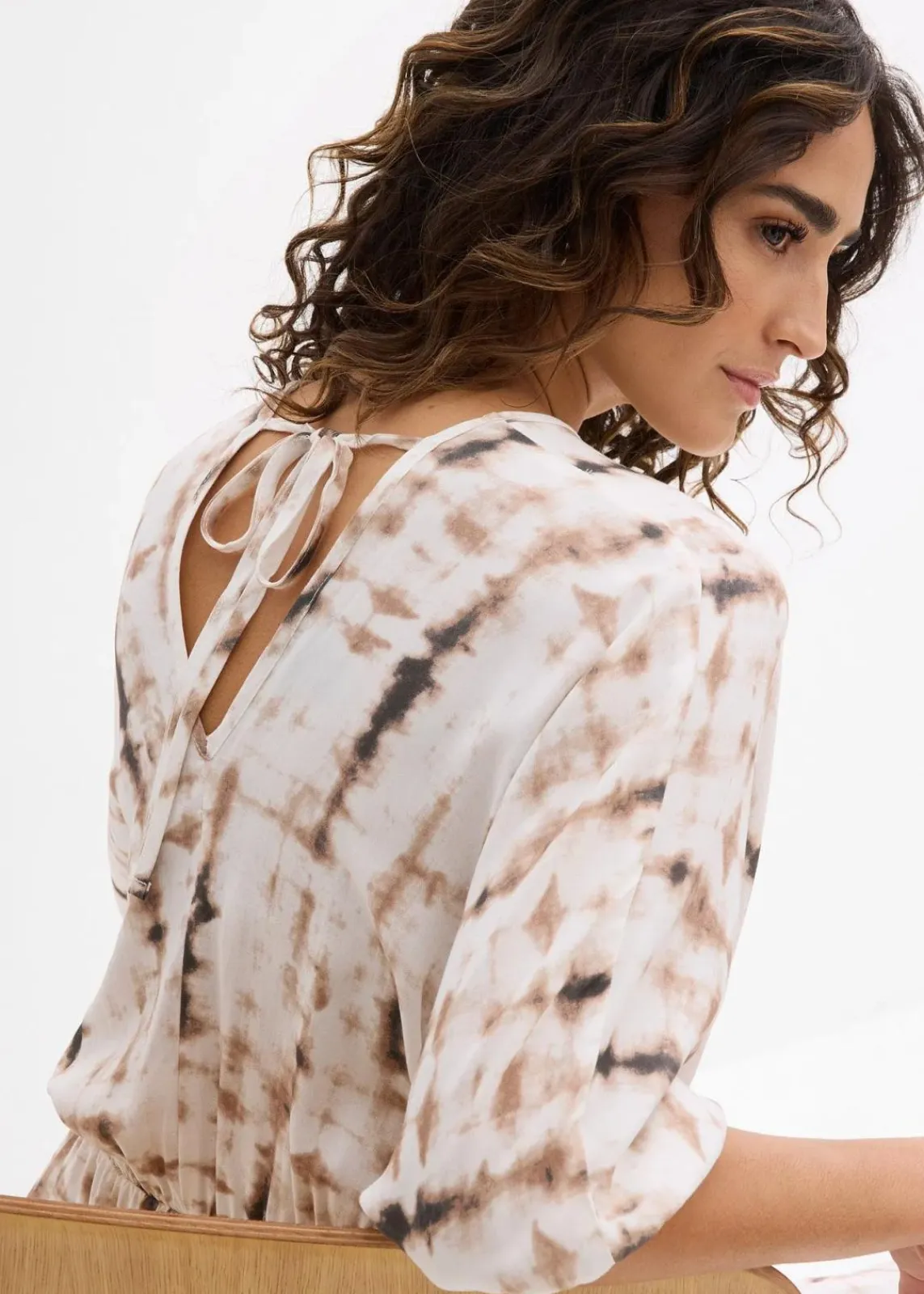 bonprix Bekleidung·Pullover & Strickjacken|Kleider^Kurzes Kleid aus fließender Viskose braun batik bedruckt