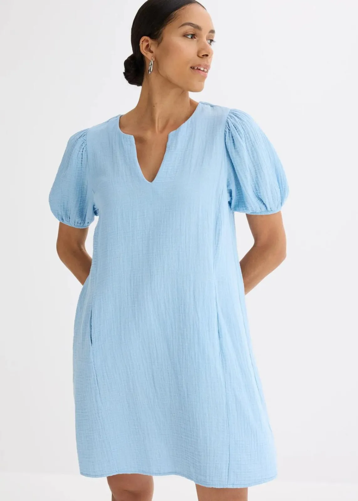 bonprix Kleider|Bekleidung·Pullover & Strickjacken^Kurzes Kleid aus Musselin hellblau