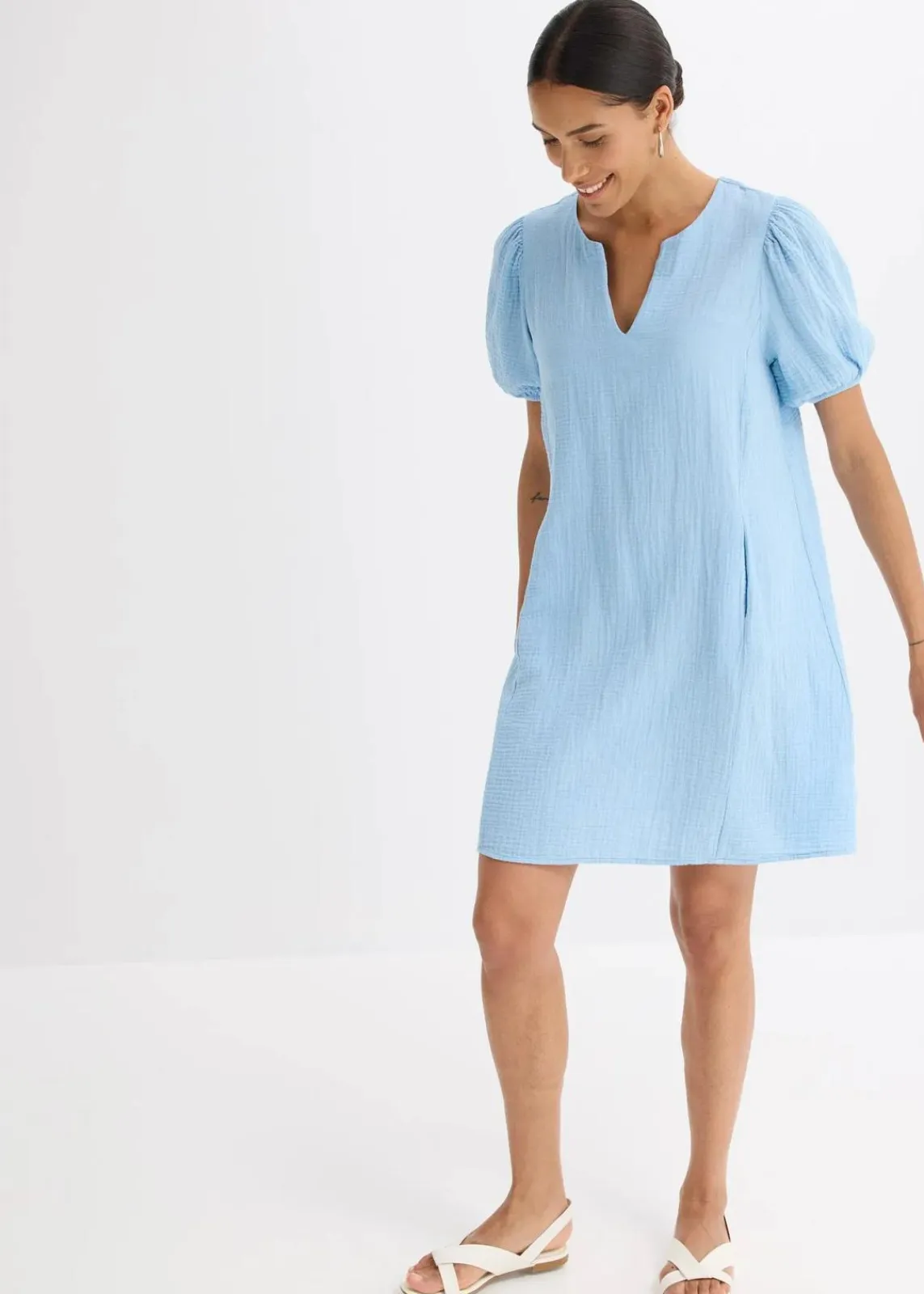 bonprix Kleider|Bekleidung·Pullover & Strickjacken^Kurzes Kleid aus Musselin hellblau