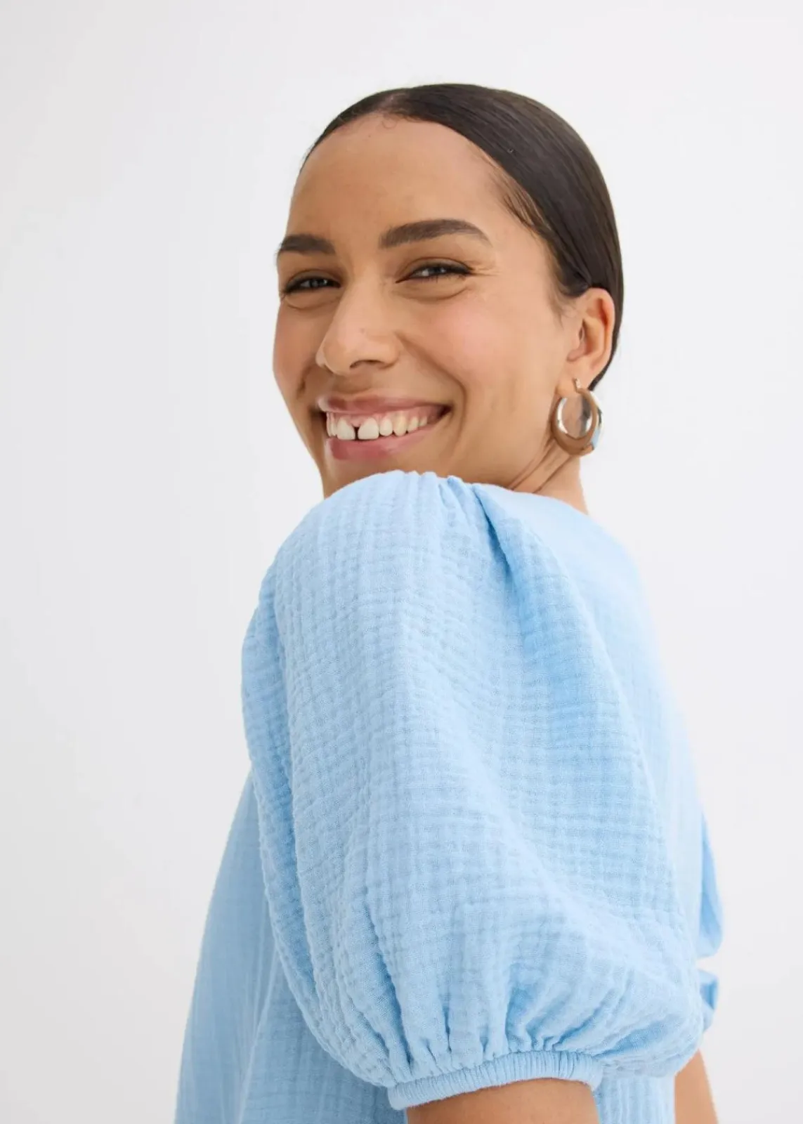 bonprix Kleider|Bekleidung·Pullover & Strickjacken^Kurzes Kleid aus Musselin hellblau