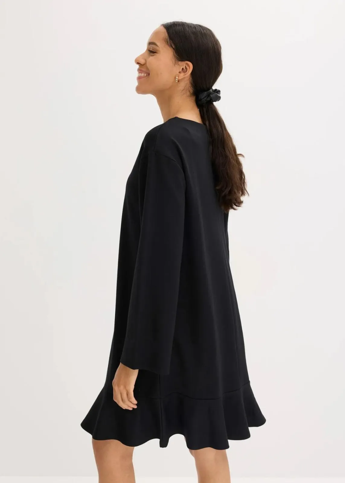 bonprix Bekleidung·Pullover & Strickjacken|Kleider^Kurzes Kleid mit Volant aus Punto di Roma schwarz