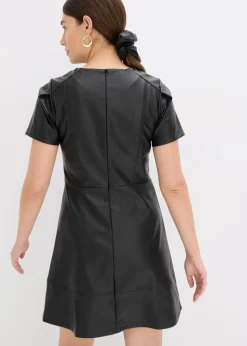 bonprix Bekleidung·Pullover & Strickjacken|Nachhaltigere Materialien^Kurzes Lederimitat-Kleid schwarz
