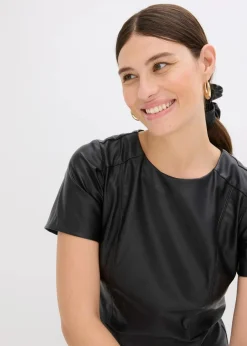 bonprix Bekleidung·Pullover & Strickjacken|Nachhaltigere Materialien^Kurzes Lederimitat-Kleid schwarz