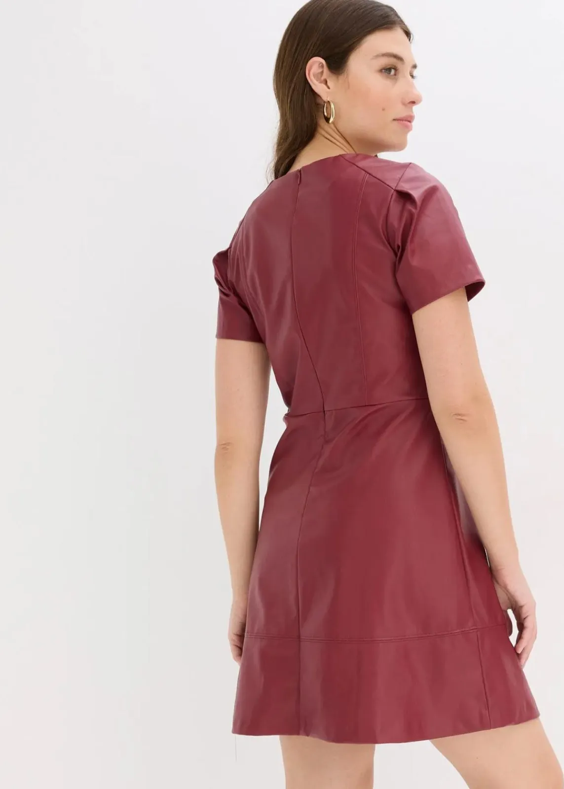 bonprix Kleider|Nachhaltigere Materialien^Kurzes Lederimitat-Kleid bordeaux