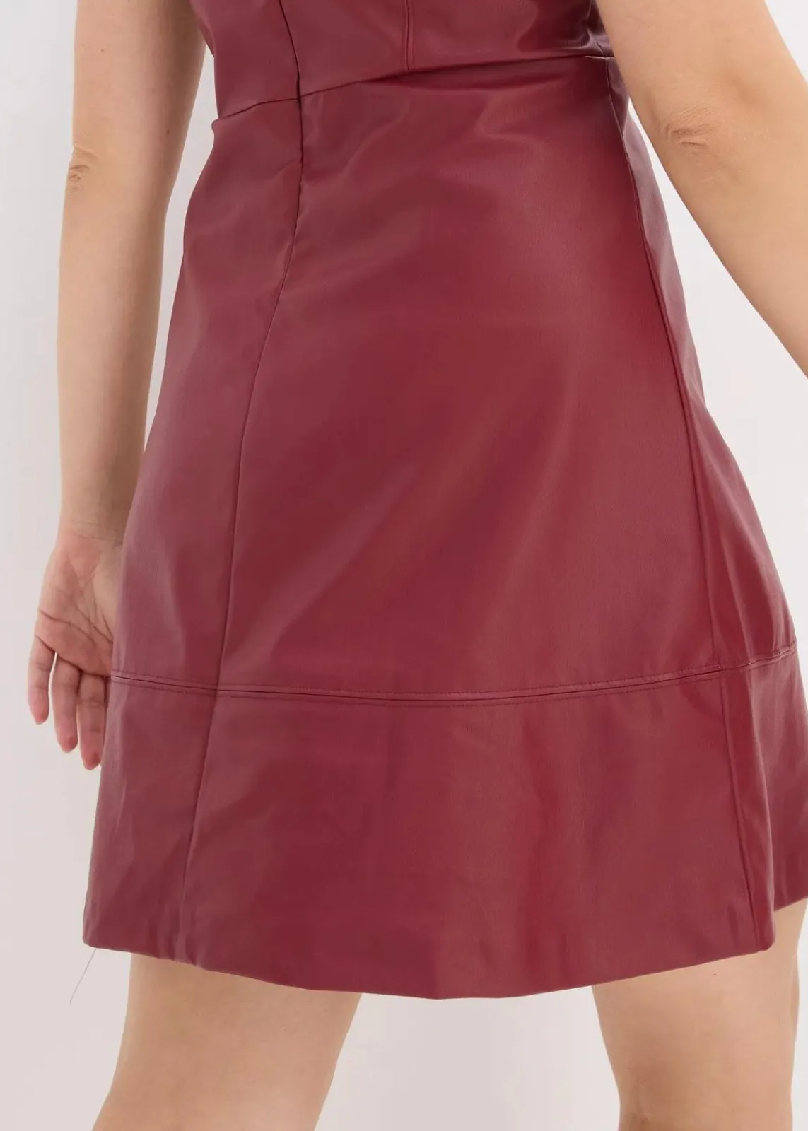 bonprix Kleider|Nachhaltigere Materialien^Kurzes Lederimitat-Kleid bordeaux
