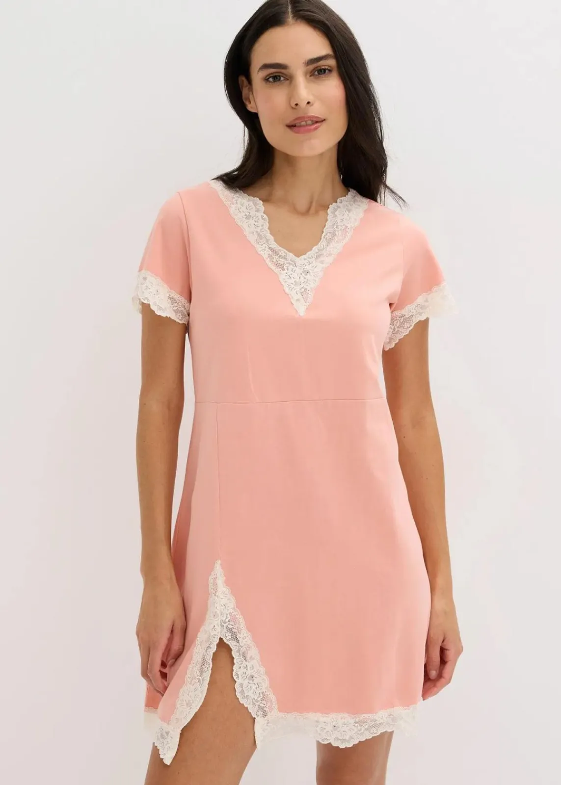 bonprix Nachhaltigere Materialien|Nachtwäsche^Kurzes Nachthemd mit zarter Spitze hellkoralle