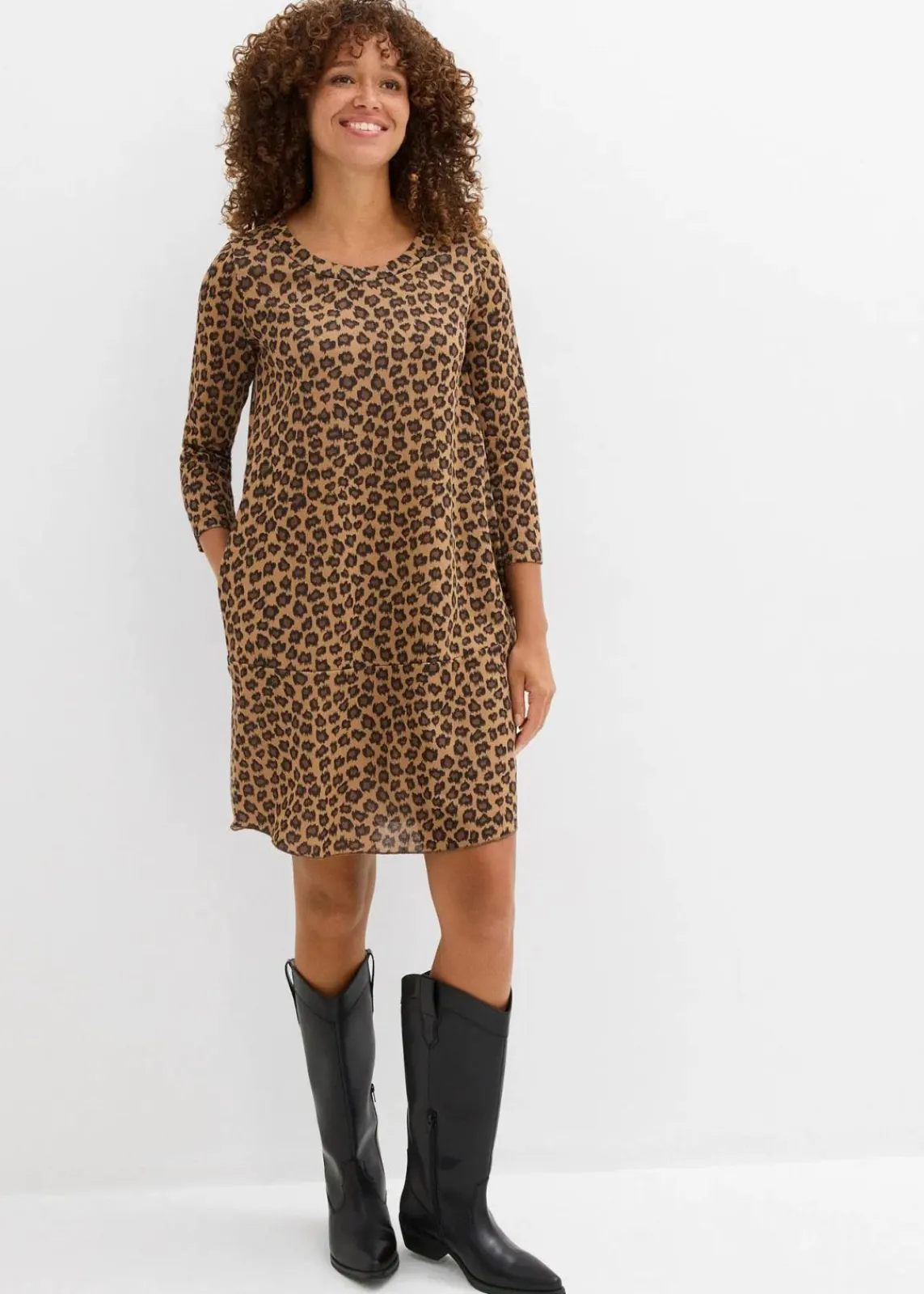 bonprix Kleider^Kurzes Shirtkleid in Strickoptik hellbraun/schwarz/camel leo bedruckt
