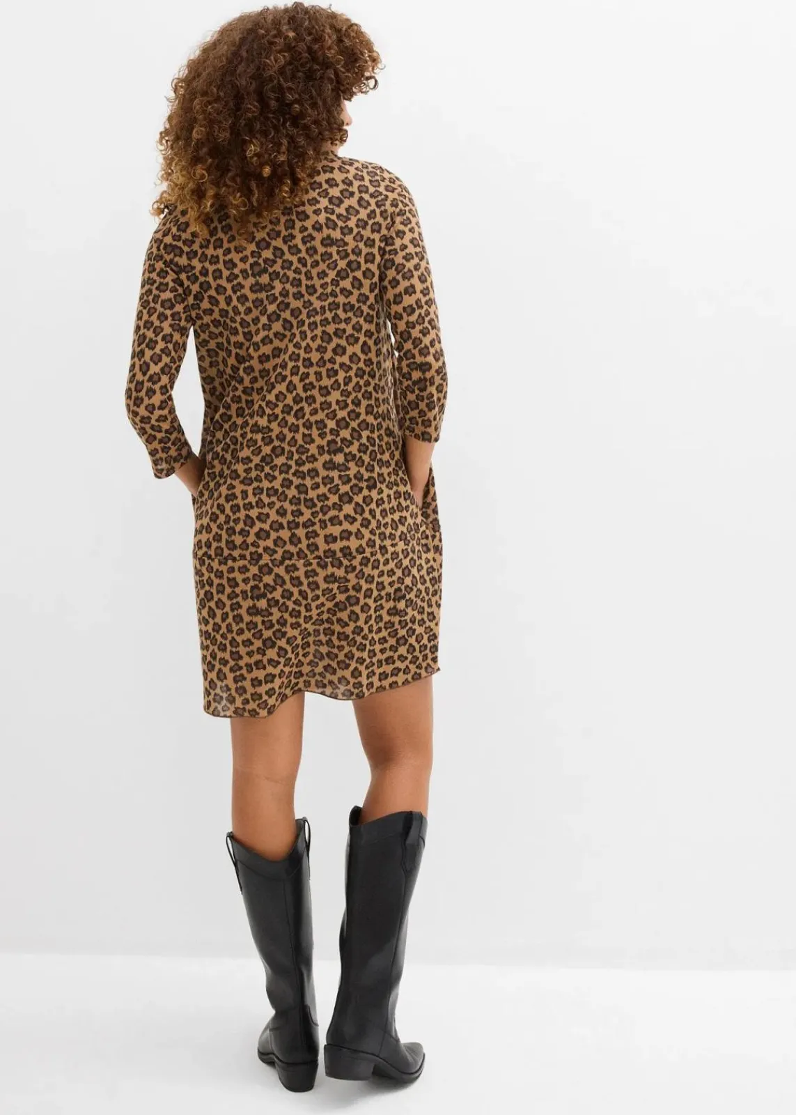 bonprix Kleider^Kurzes Shirtkleid in Strickoptik hellbraun/schwarz/camel leo bedruckt