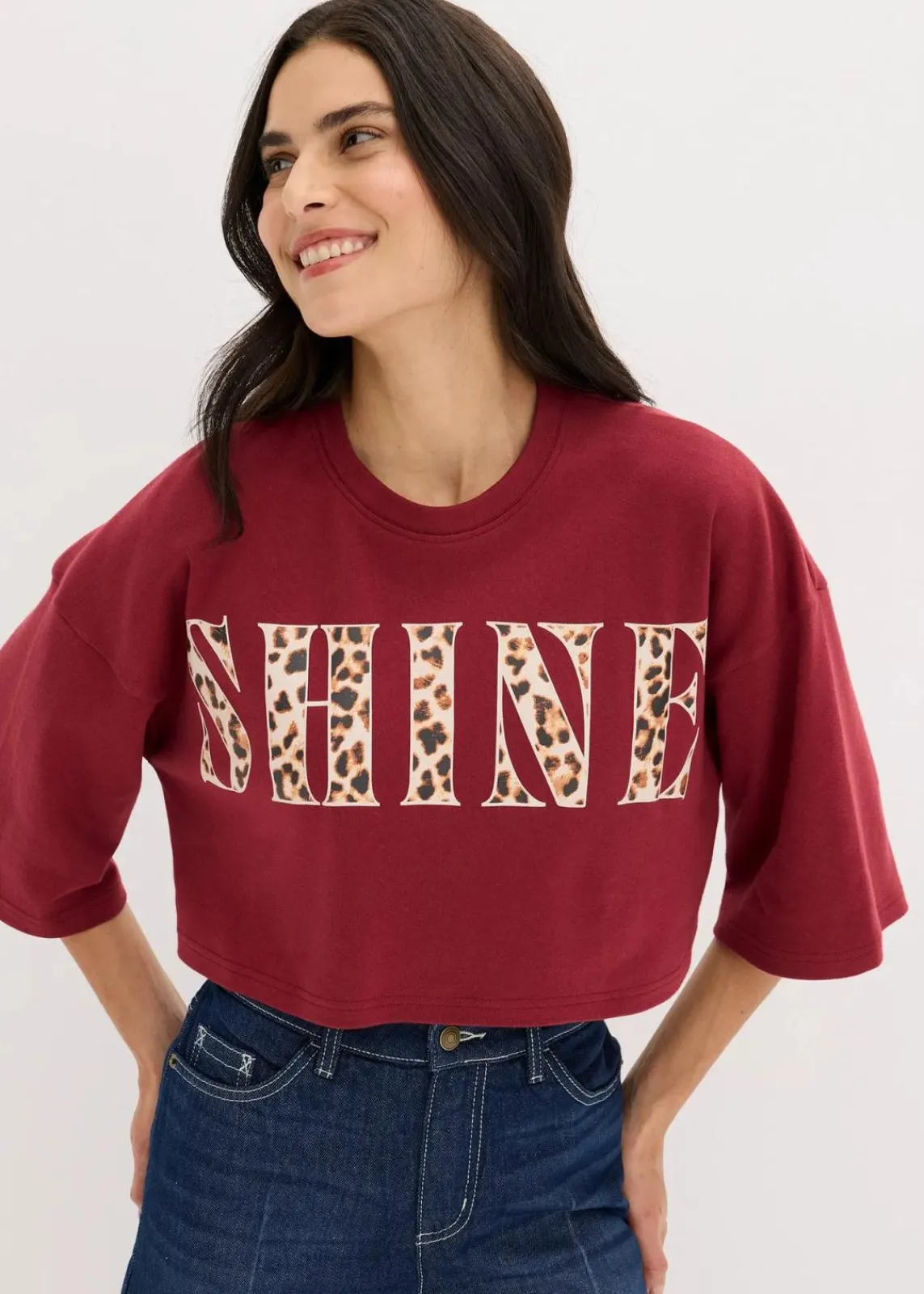 bonprix Shirts & Tops|Nachhaltigere Materialien^Kurzes T-Shirt aus reiner Bio-Baumwolle pflaumenrot leo bedruckt