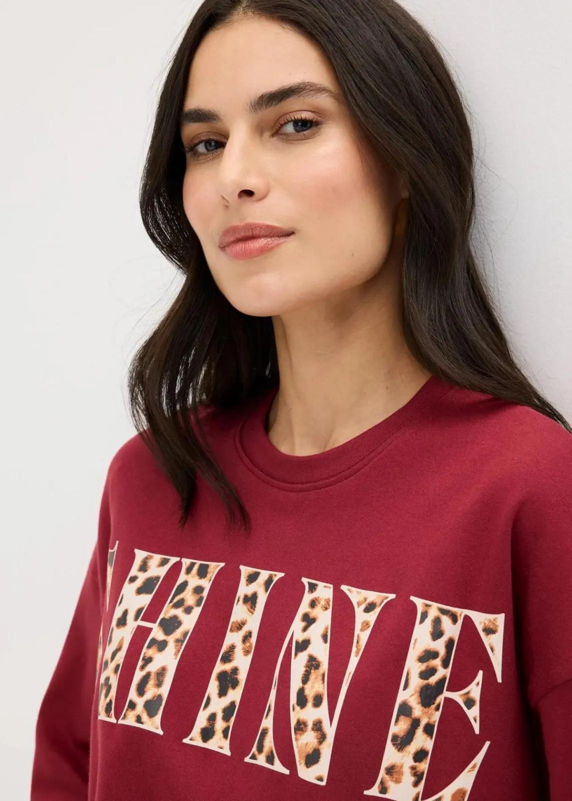bonprix Shirts & Tops|Nachhaltigere Materialien^Kurzes T-Shirt aus reiner Bio-Baumwolle pflaumenrot leo bedruckt