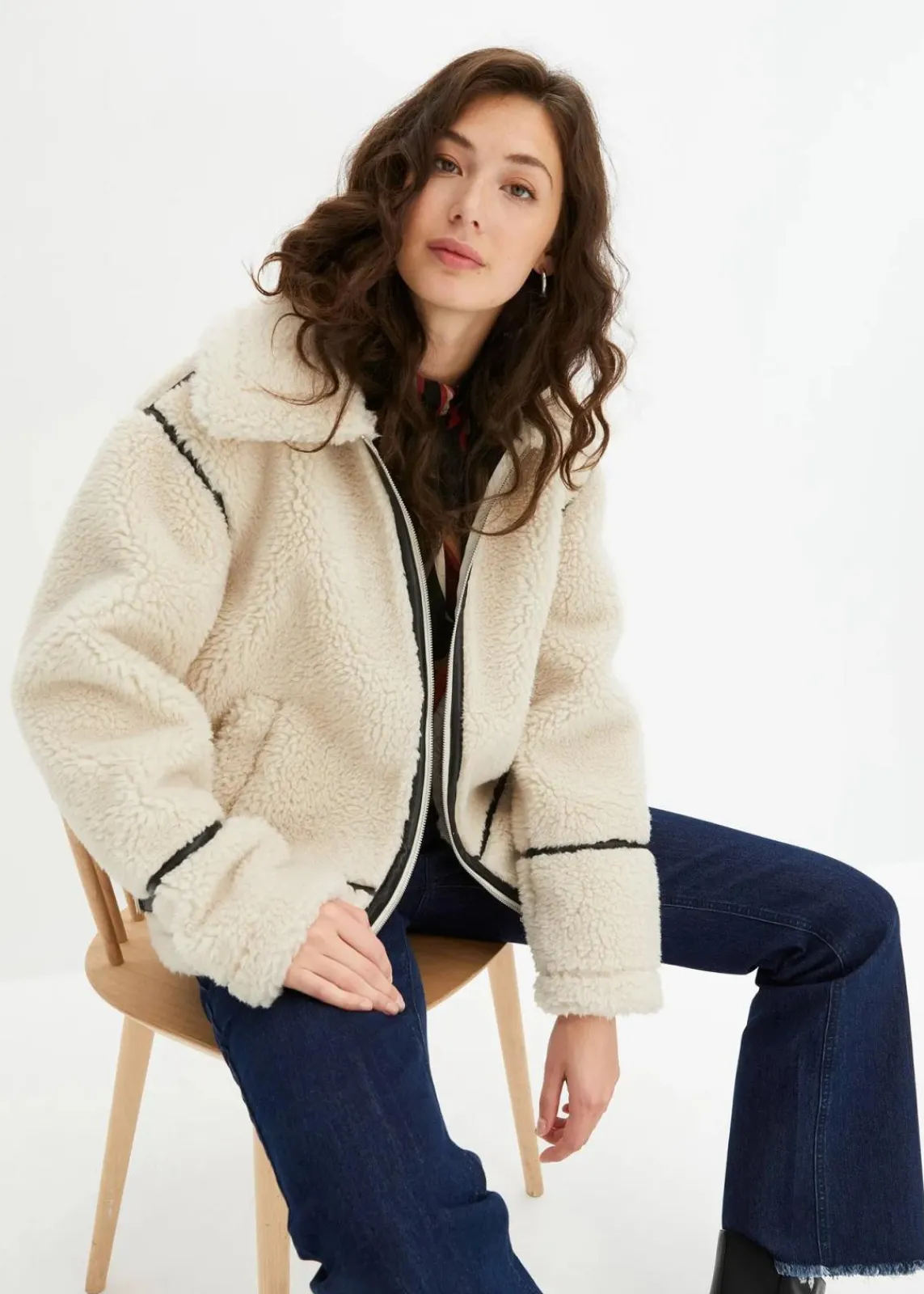 bonprix Bekleidung·Hosen|Nachhaltigere Materialien^Lammfellimitat-Jacke creme/schwarz