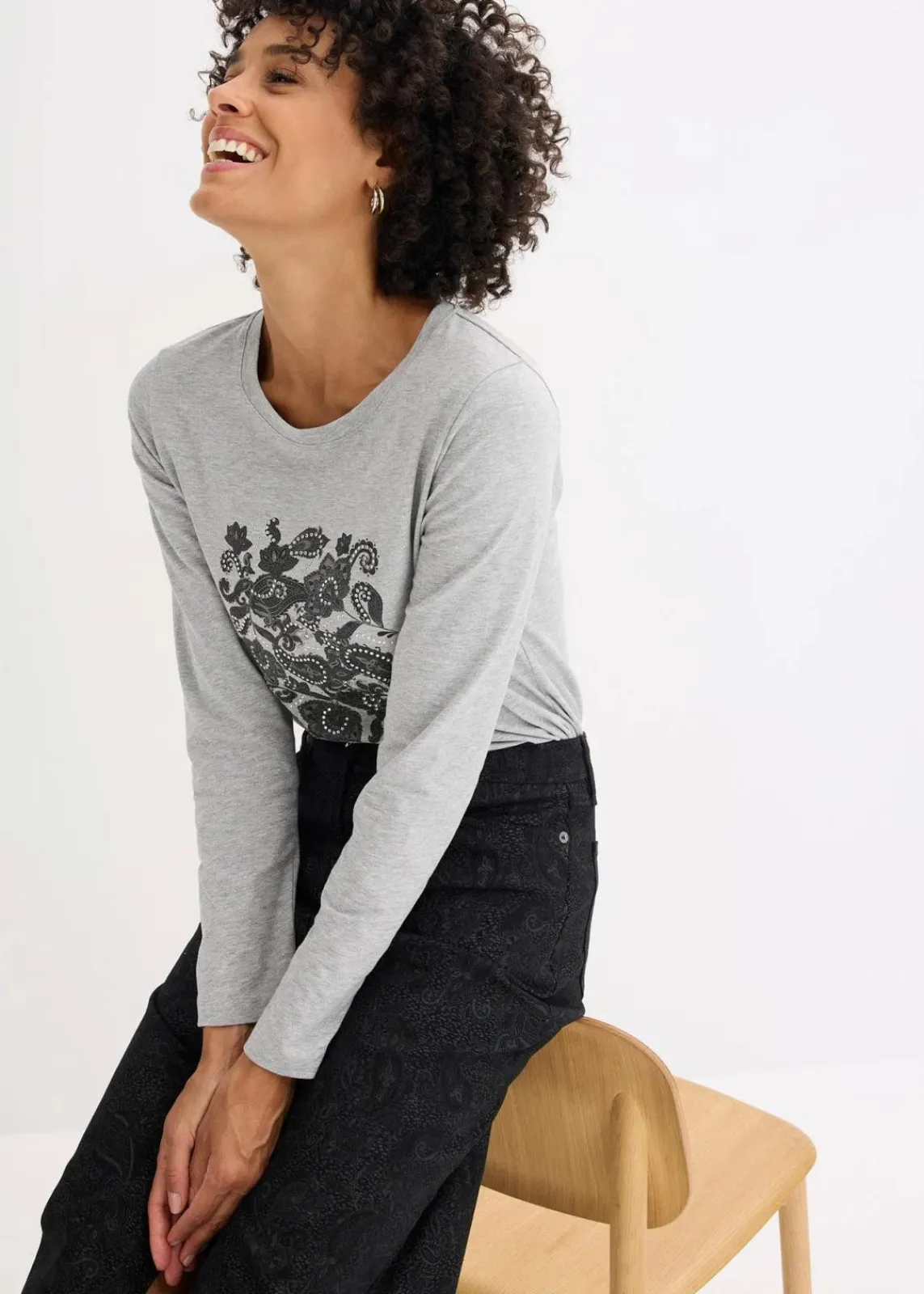 bonprix Shirts & Tops|Nachhaltigere Materialien^Langarmshirt aus Bio-Baumwolle mit dekorativem Print hellgrau meliert/schwarz