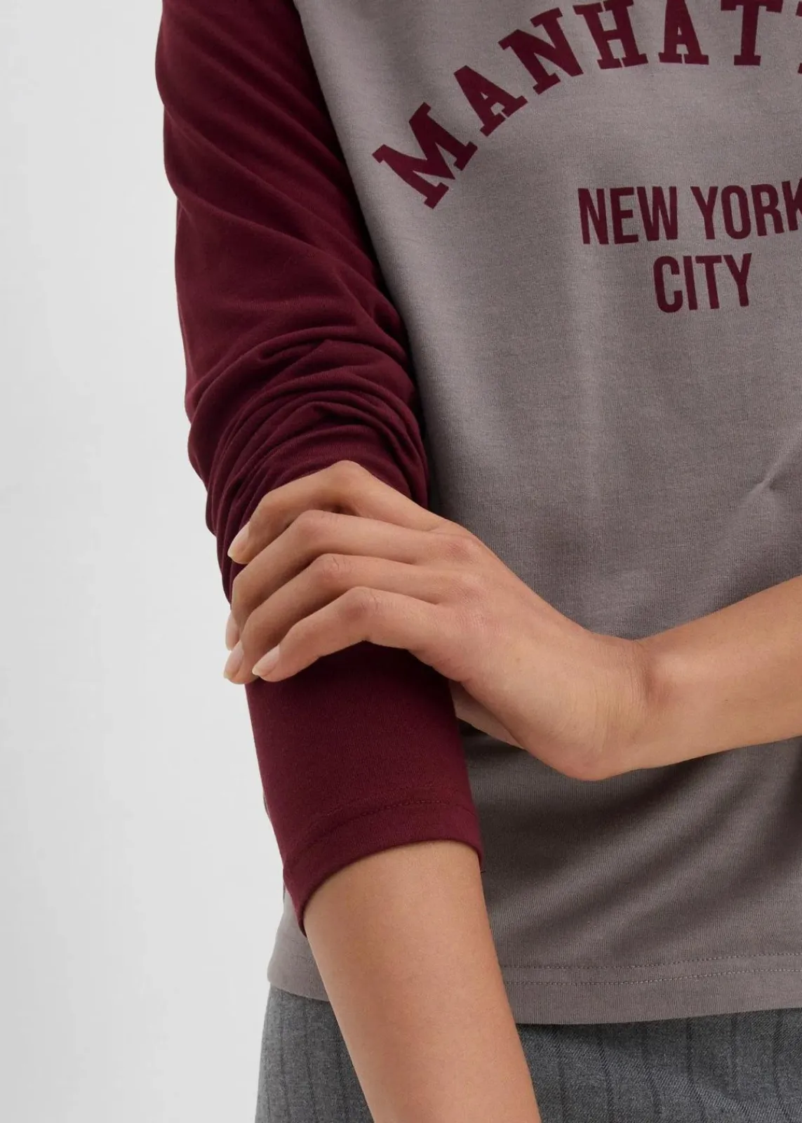 bonprix Shirts & Tops^Langarmshirt aus Jersey grau/dunkelbeere bedruckt