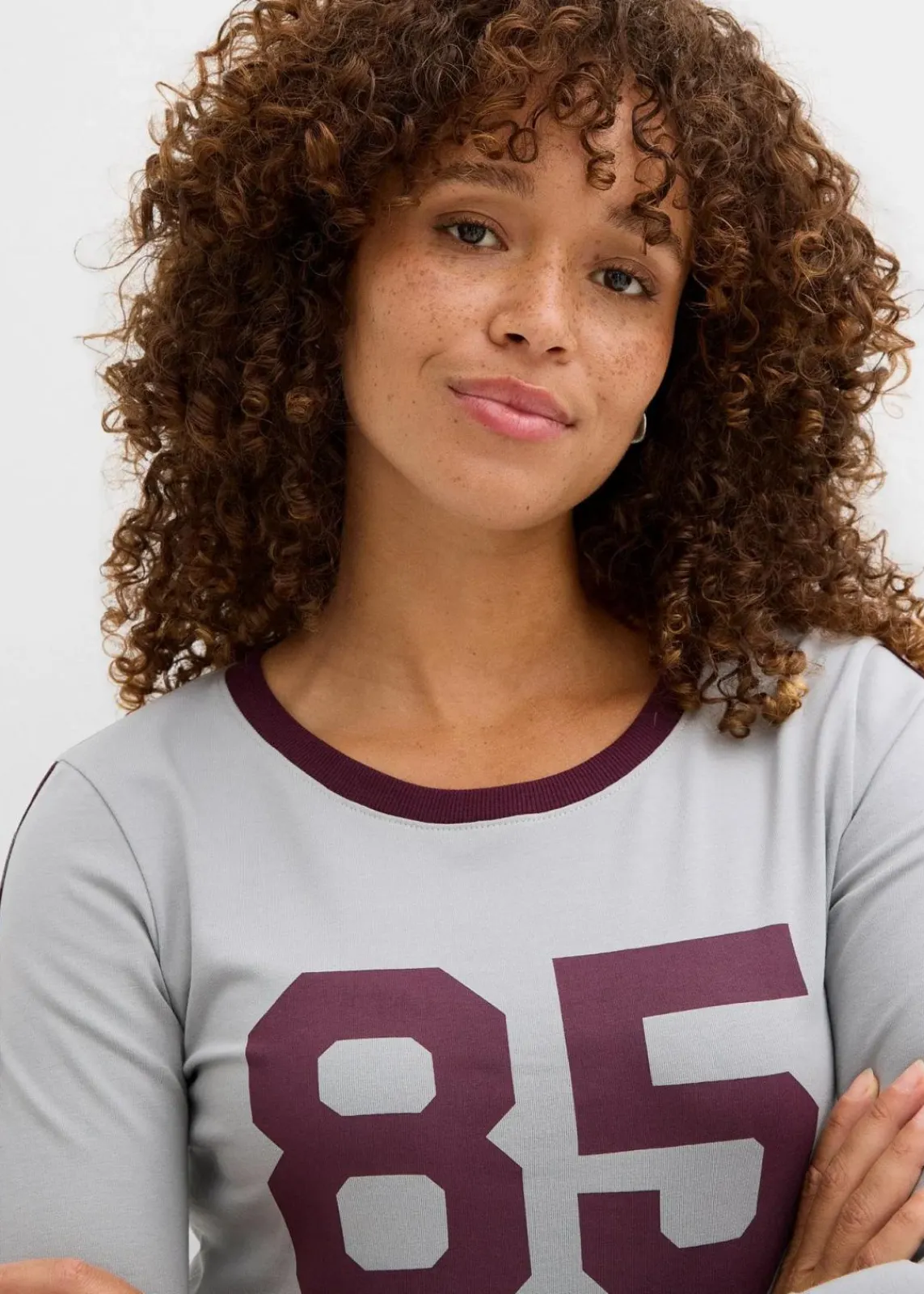 bonprix Shirts & Tops|Nachhaltigere Materialien^Langarmshirt aus leichtem Jersey schattengrau/weinrot bedruckt
