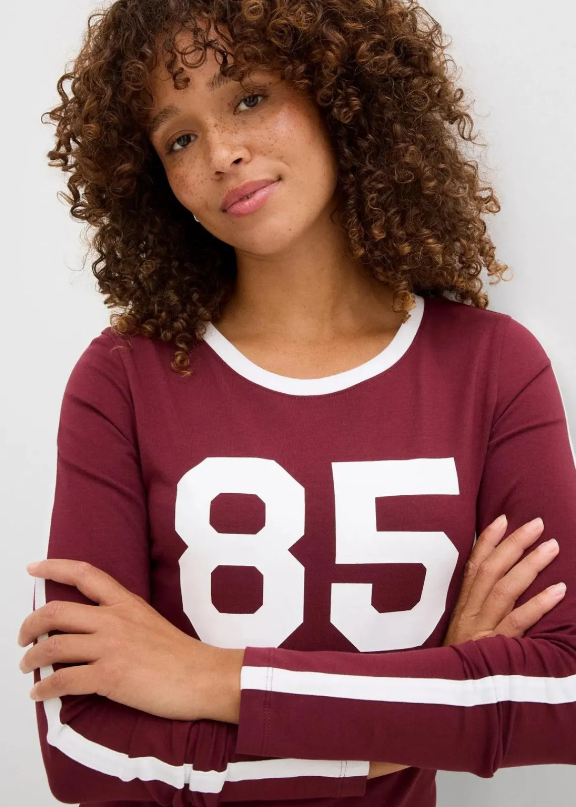 bonprix Nachhaltigere Materialien|Shirts & Tops^Langarmshirt aus leichtem Jersey ahornrot/weiß bedruckt
