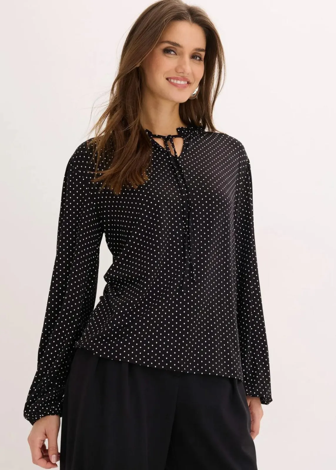 bonprix Shirts & Tops|Nachhaltigere Materialien^Langarmshirt aus Viskose-Mix schwarz mit weiß gepunktet