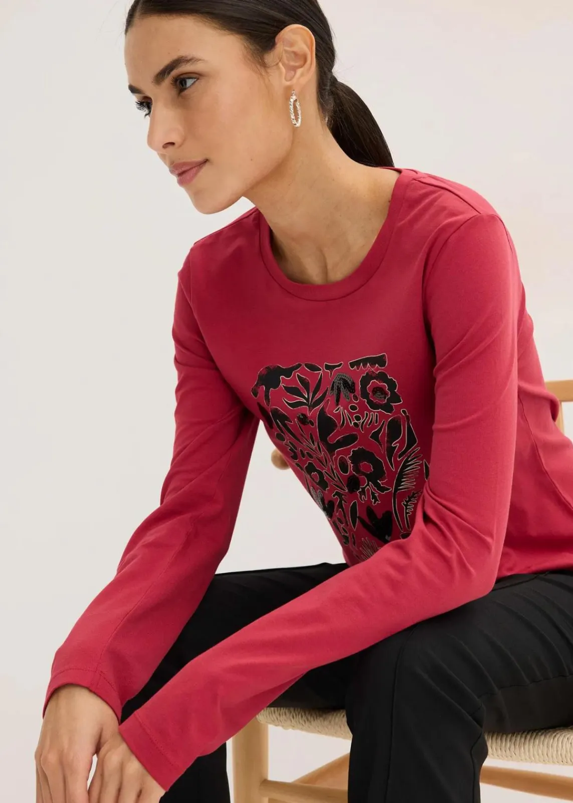 bonprix Shirts & Tops^Langarmshirt mit Bio-Baumwolle kirschrot/metallic gold/schwarz bedruckt