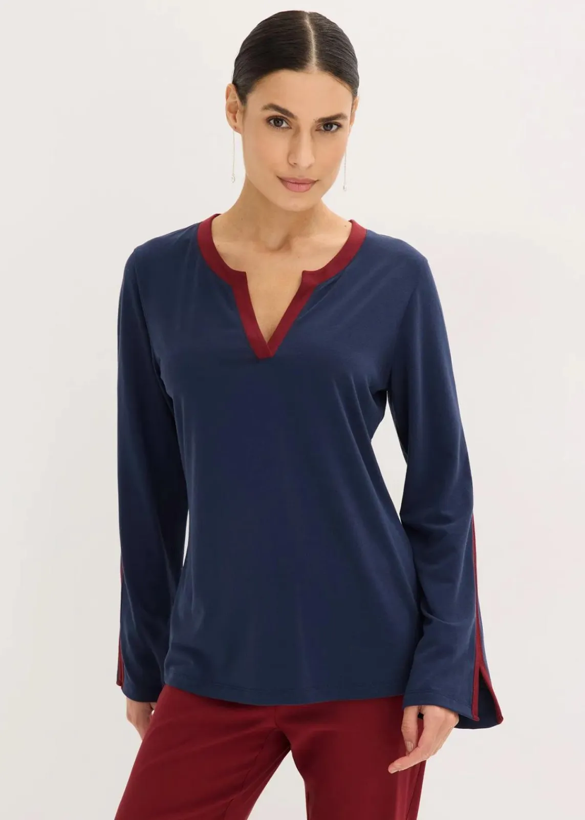 bonprix Shirts & Tops^Langarmshirt mit Schlitz dunkelblau/rubinrot