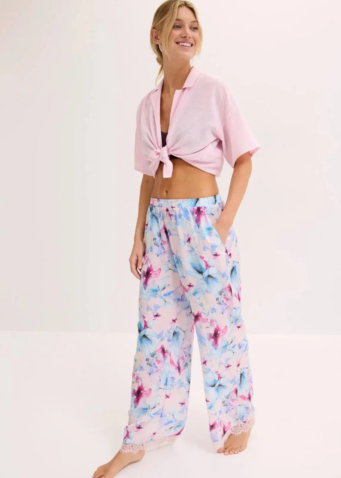 bonprix Wäsche·Nachtwäsche|Nachhaltigere Materialien^Lange Pyjamahose aus glänzendem Satin hellrosa geblümt
