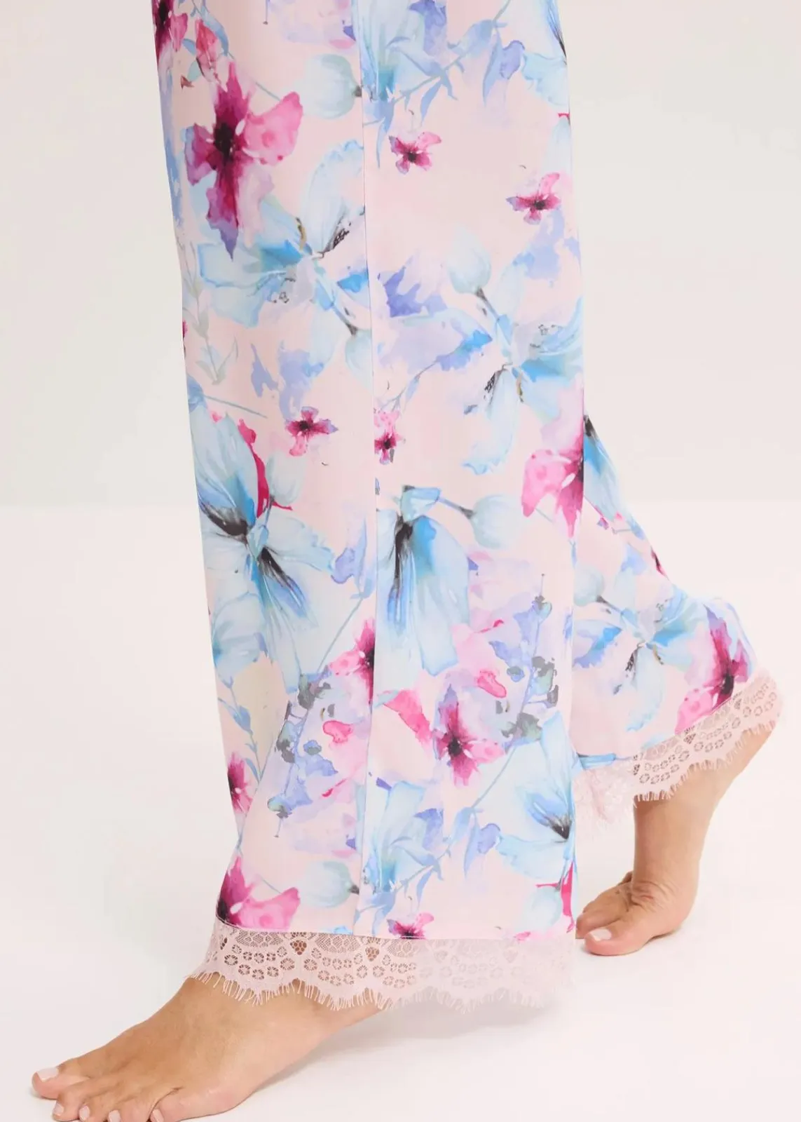 bonprix Wäsche·Nachtwäsche|Nachhaltigere Materialien^Lange Pyjamahose aus glänzendem Satin hellrosa geblümt