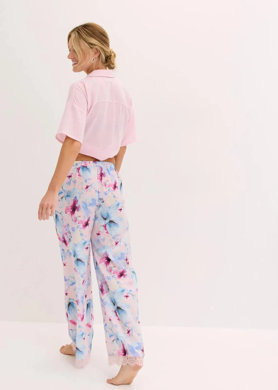 bonprix Wäsche·Nachtwäsche|Nachhaltigere Materialien^Lange Pyjamahose aus glänzendem Satin hellrosa geblümt