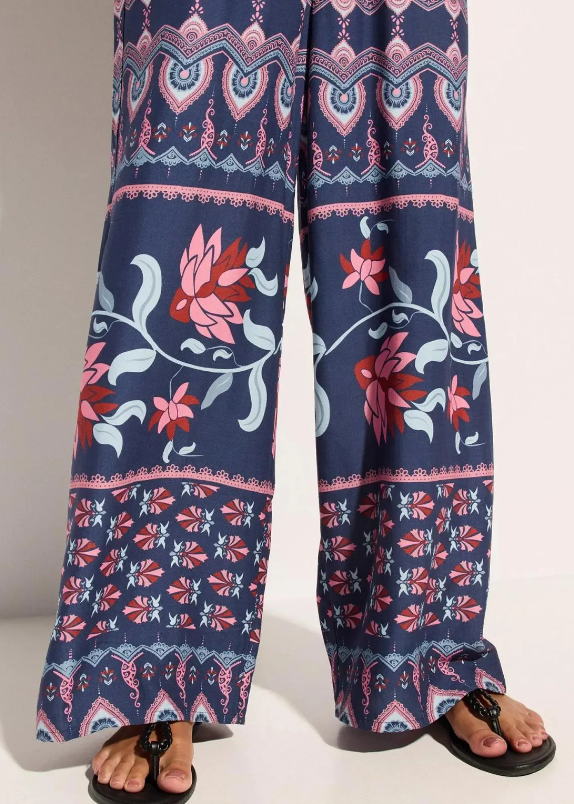 bonprix Strandmode|Jumpsuits^Langer Strandjumpsuit aus fließender Viskose blau/rosa bedruckt