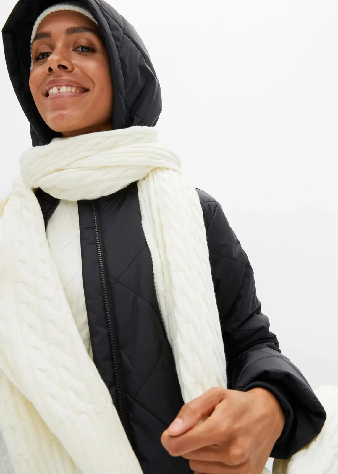 bonprix Bekleidung·Hosen|Nachhaltigere Materialien^Langer, wattierter Steppmantel mit Kapuze schwarz