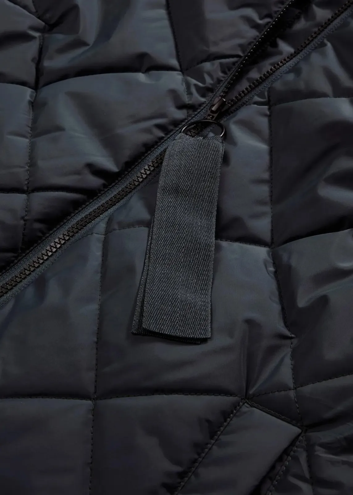 bonprix Bekleidung·Hosen|Nachhaltigere Materialien^Langer, wattierter Steppmantel mit Kapuze schwarz