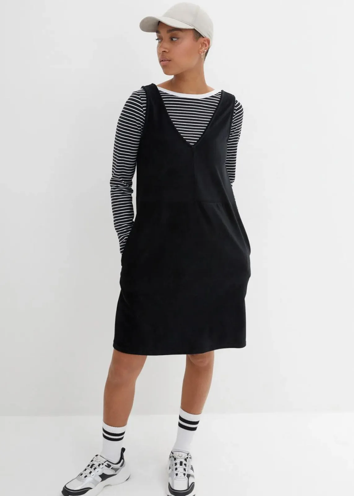bonprix Bekleidung·Pullover & Strickjacken|Kleider^Latzkleid aus Jerseycord schwarz