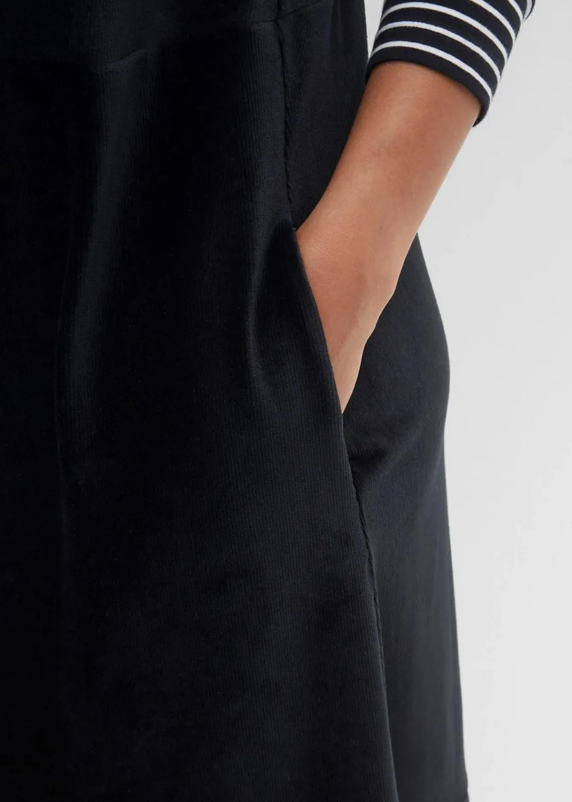 bonprix Bekleidung·Pullover & Strickjacken|Kleider^Latzkleid aus Jerseycord schwarz