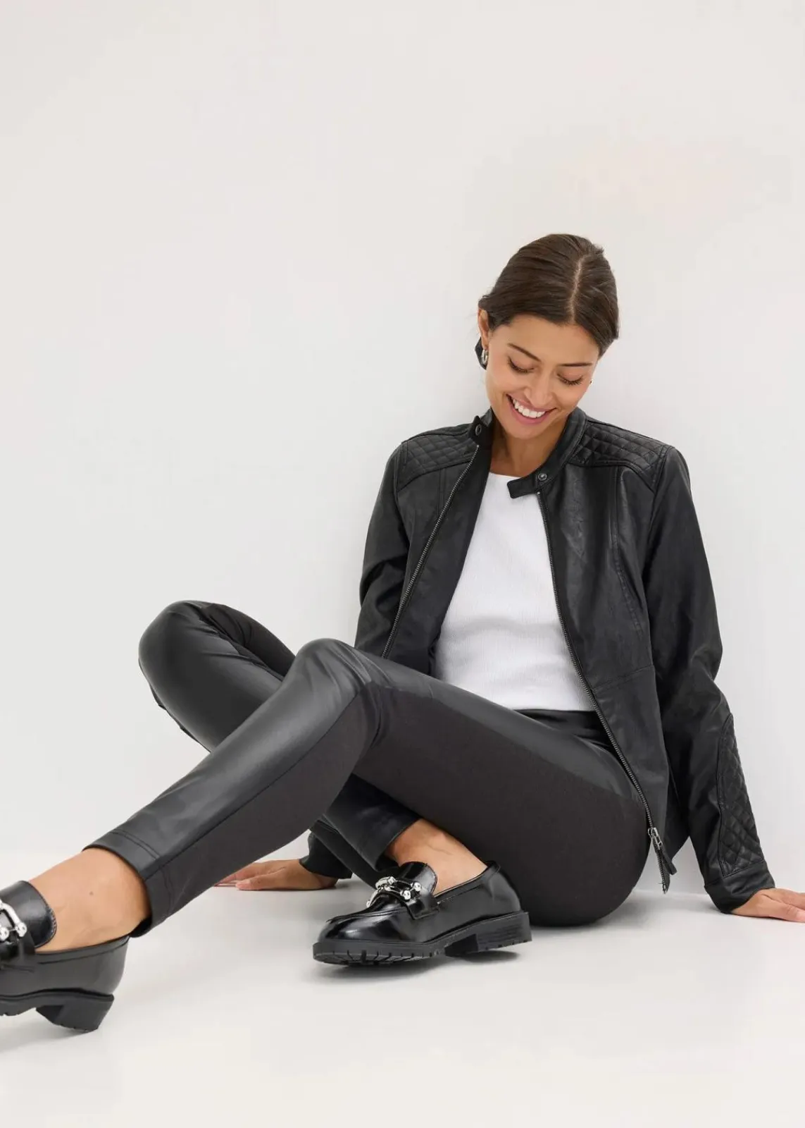 bonprix Bekleidung·Kleider|Nachhaltigere Materialien^Lederimitat-Hose im Punto di Roma Mix schwarz