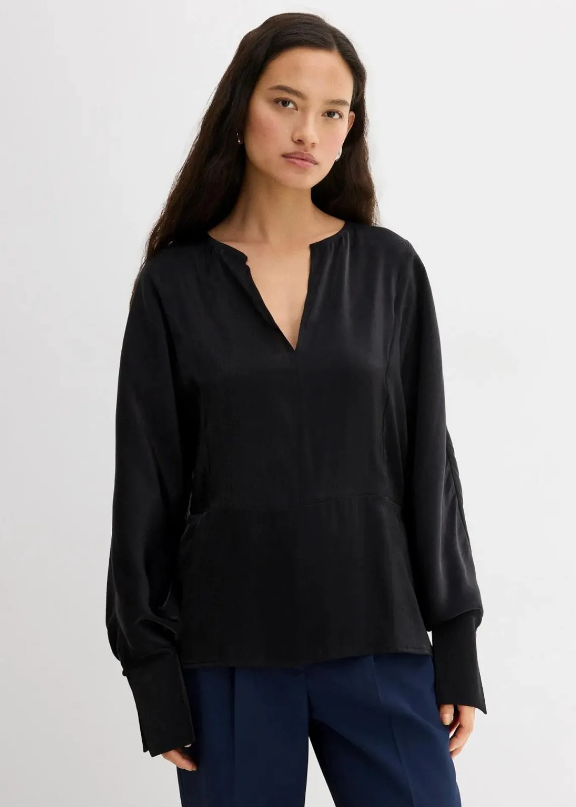 bonprix Bekleidung·Jacken & Mäntel|Blusen & Tuniken^Leicht glänzendes Blusenshirt aus Viskose-Mix schwarz
