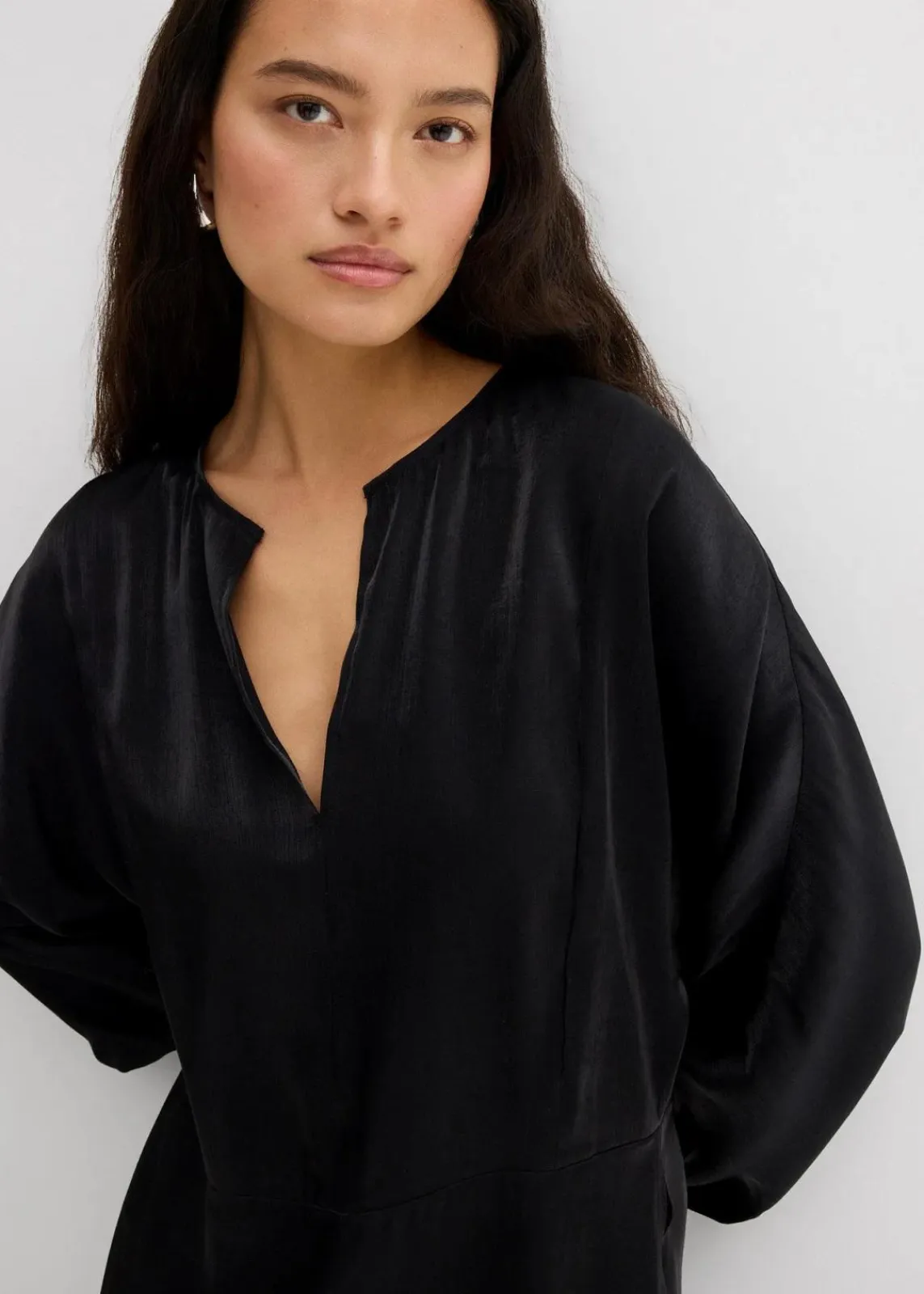 bonprix Bekleidung·Jacken & Mäntel|Blusen & Tuniken^Leicht glänzendes Blusenshirt aus Viskose-Mix schwarz