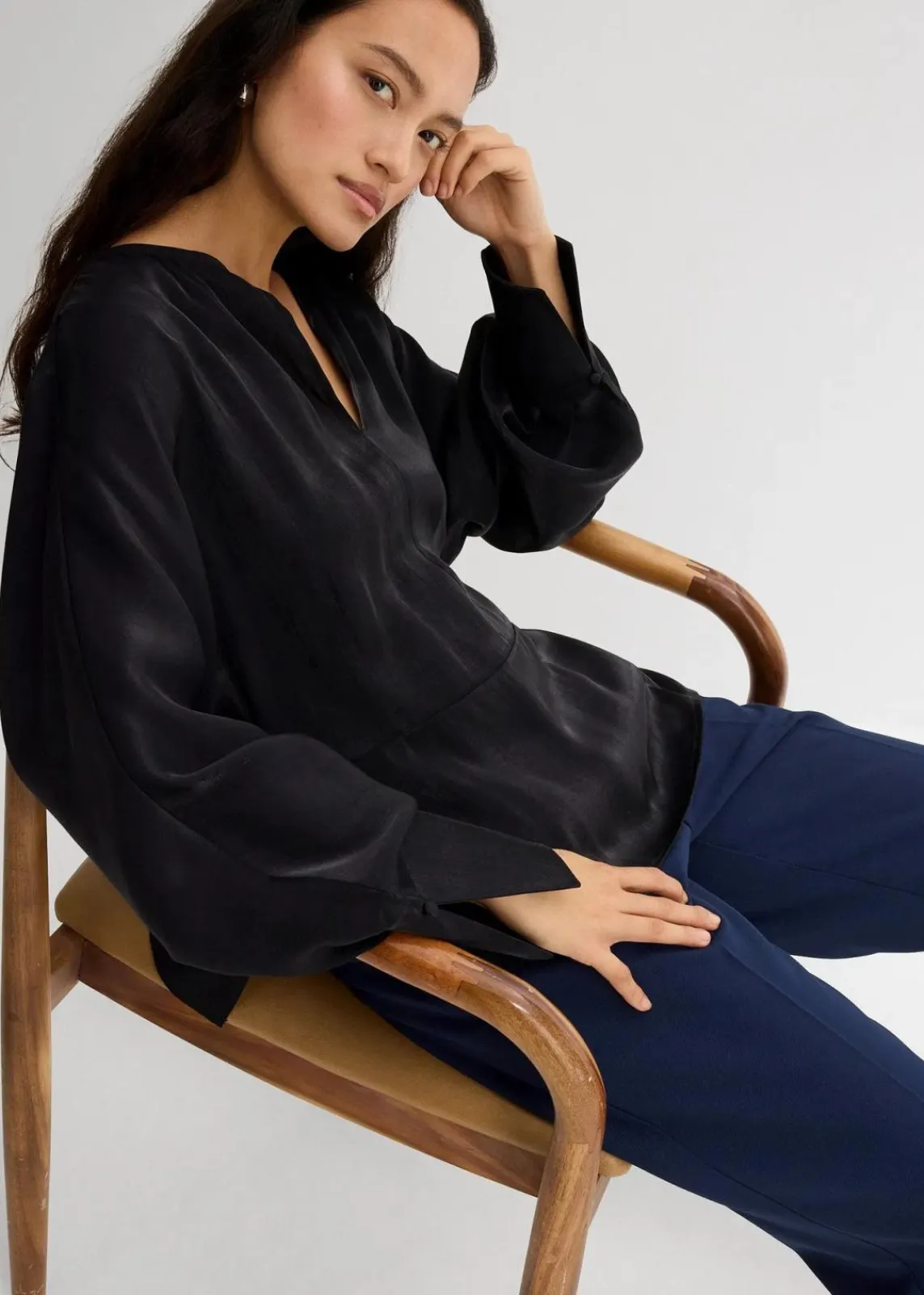bonprix Bekleidung·Jacken & Mäntel|Blusen & Tuniken^Leicht glänzendes Blusenshirt aus Viskose-Mix schwarz