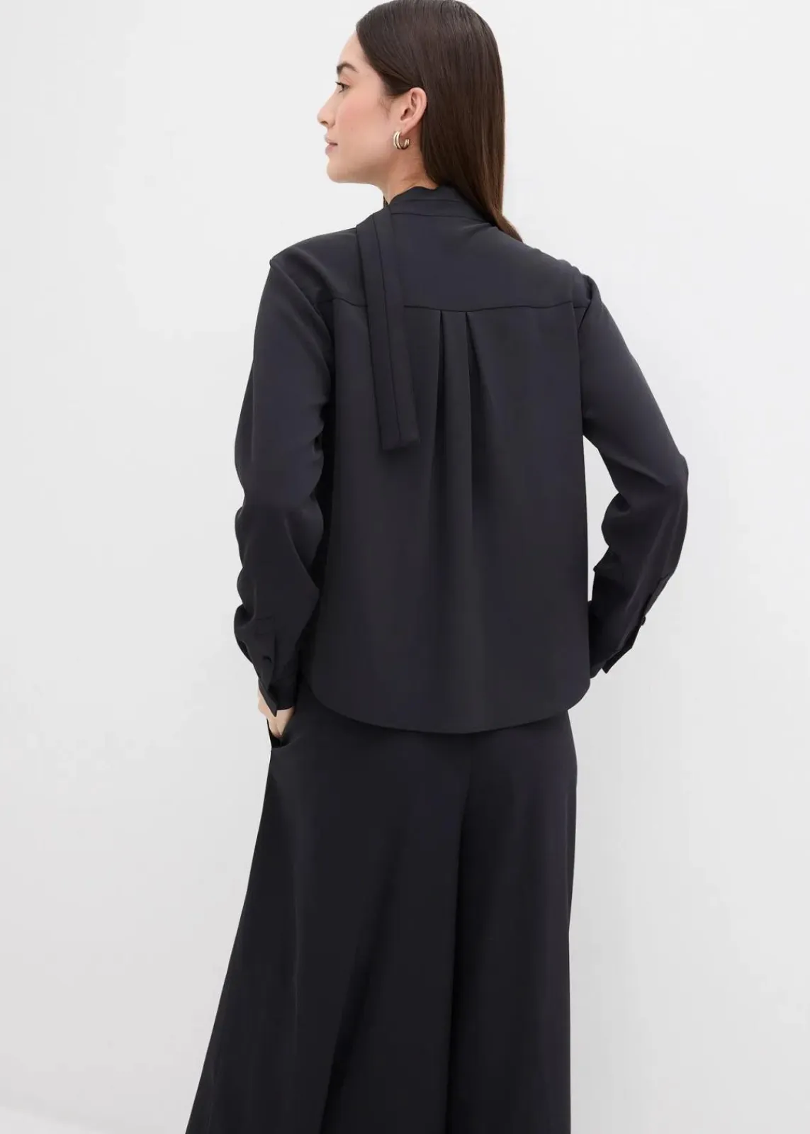 bonprix Bekleidung·Jacken & Mäntel|Blusen & Tuniken^Leicht glänzendes Blusenshirt schwarz