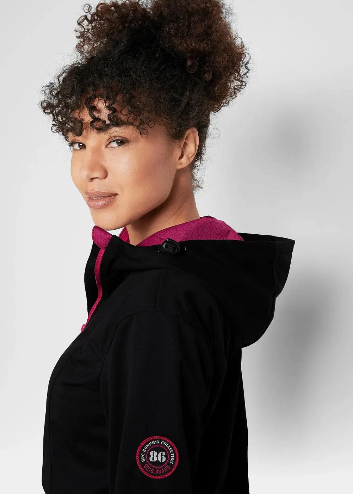 bonprix Jacken & Mäntel^Leichte Softshelljacke schwarz