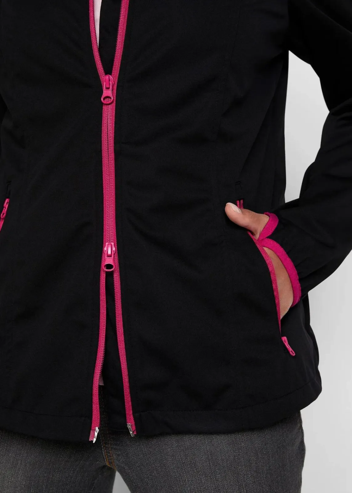 bonprix Jacken & Mäntel^Leichte Softshelljacke schwarz