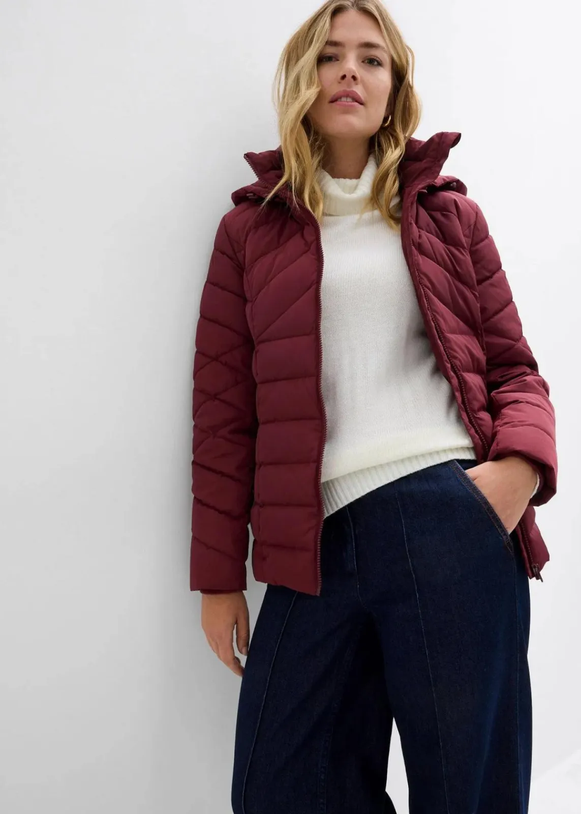 bonprix Jacken & Mäntel|Bekleidung·Hosen^Leichte Steppjacke mit abnehmbarer Kapuze dunkelbeere