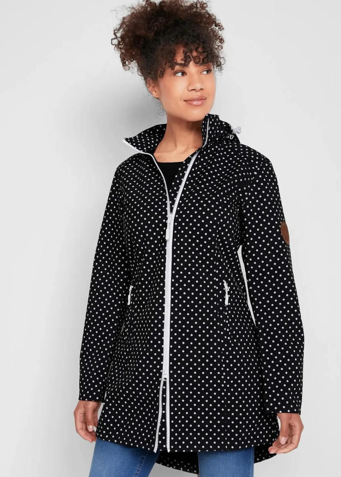 bonprix Jacken & Mäntel^Leichte, wasserabweisende Softshell-Langjacke schwarz gepunktet